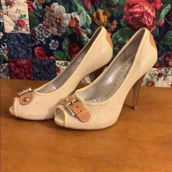 Gianni Bini Leather 4 1/2” Heels - Picture 4 of 8